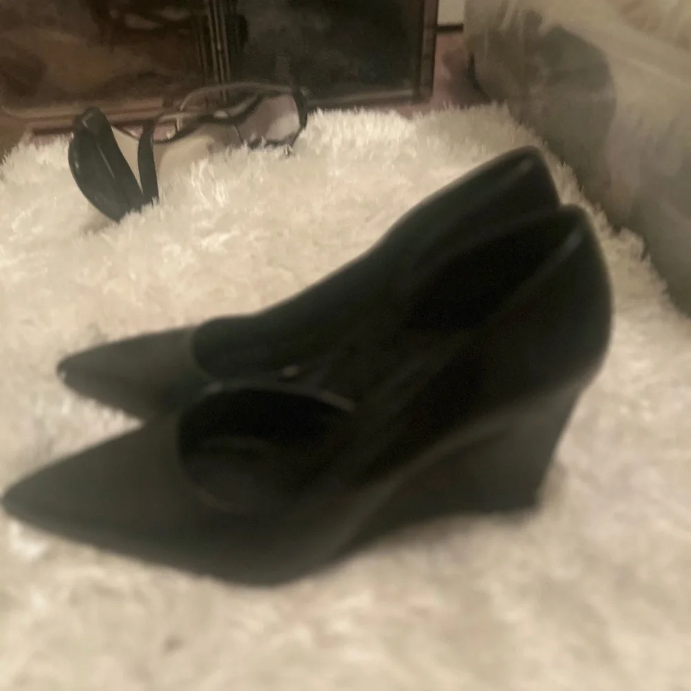Elegant Black Stiletto Heels with Sleek Design - Picture 2 of 2